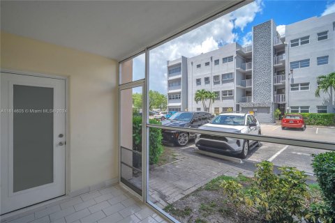 Condominio en venta en Hallandale Beach, Florida, 1 dormitorio, 71.53 m2 № 1236573 - foto 17