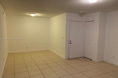 Condominio en venta en Pembroke Pines, Florida, 2 dormitorios, 88.63 m2 № 1000314 - foto 2