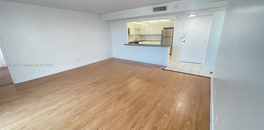 Condo in North Miami, Florida, 2 bedrooms  № 1352036