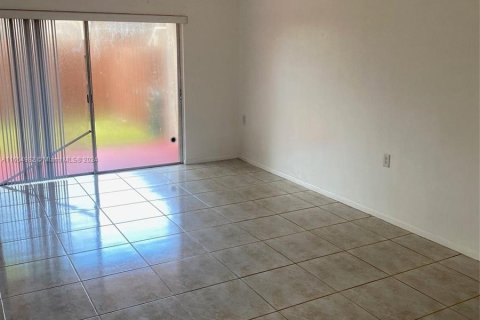 Condominio en alquiler en Miami, Florida, 1 dormitorio, 68.38 m2 № 1352035 - foto 2