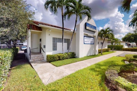 Commercial property in Hialeah, Florida № 1327503 - photo 2