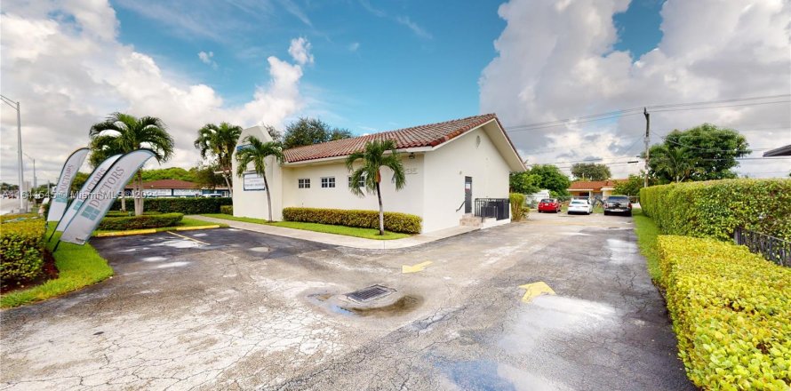 Immobilier commercial à Hialeah, Floride № 1327503