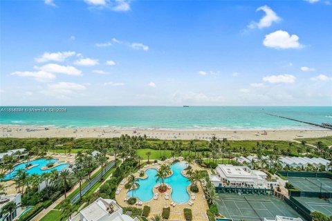 Condo in Miami Beach, Florida, 2 bedrooms  № 1352019 - photo 1