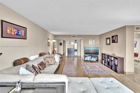 Condominio en venta en Sunny Isles Beach, Florida, 2 dormitorios, 143.44 m2 № 1117310 - foto 22