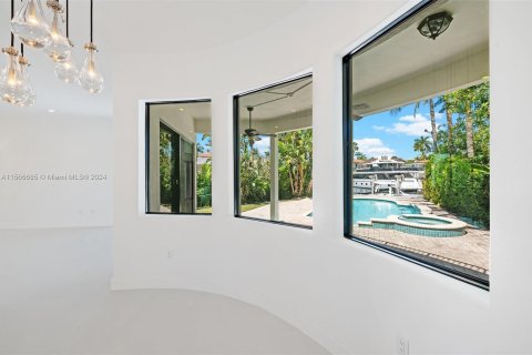 Купить виллу или дом в Норт-Майами-Бич, Флорида 5 спален, 472.78м2, № 1117226 - фото 16