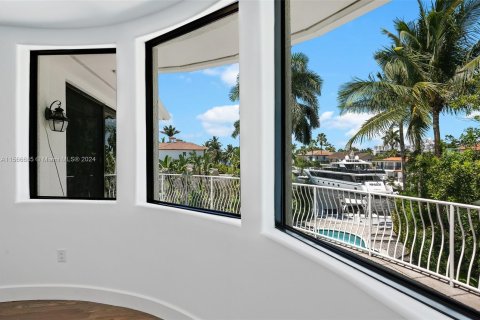 Купить виллу или дом в Норт-Майами-Бич, Флорида 5 спален, 472.78м2, № 1117226 - фото 28