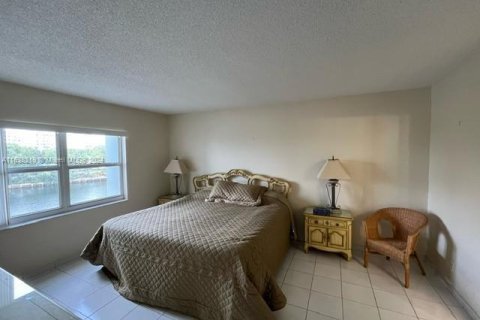 Condo in Hallandale Beach, Florida, 2 bedrooms  № 1316122 - photo 10