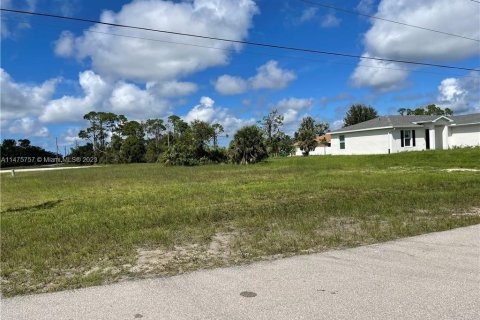 Land in Cape Coral, Florida № 789091 - photo 2