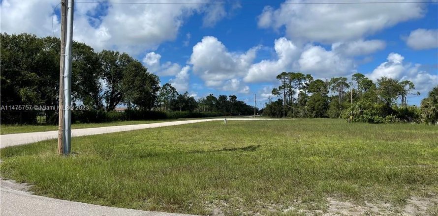 Land in Cape Coral, Florida № 789091