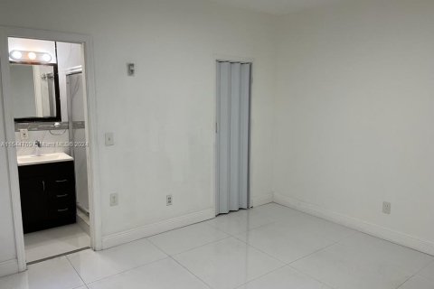 Condo in Miami Beach, Florida, 2 bedrooms  № 1328145 - photo 21