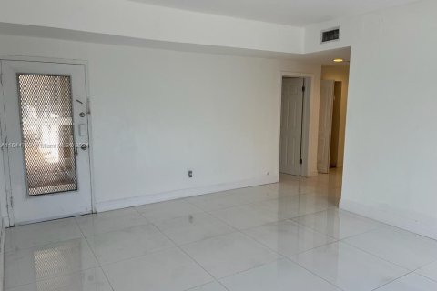 Condo in Miami Beach, Florida, 2 bedrooms  № 1328145 - photo 12