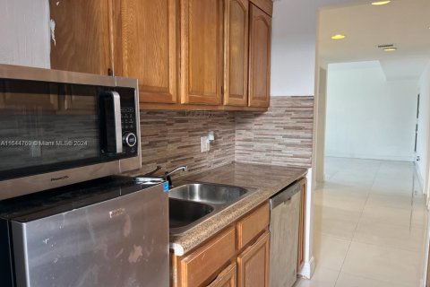 Condo in Miami Beach, Florida, 2 bedrooms  № 1328145 - photo 25