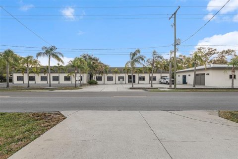 Immobilier commercial à louer à Tampa, Floride: 476.03 m2 № 312131 - photo 1