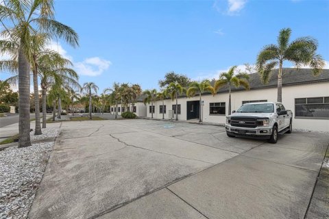 Immobilier commercial à louer à Tampa, Floride: 476.03 m2 № 312131 - photo 2