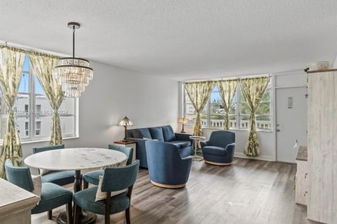 Copropriété à vendre à Miami Beach, Floride: 2 chambres, 102.19 m2 № 1351944 - photo 1