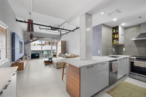 Condo in Miami Beach, Florida, 1 bedroom  № 1351939 - photo 2