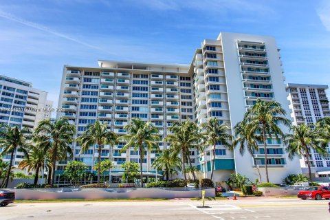 Condo in Miami Beach, Florida, 1 bedroom  № 1351939 - photo 27