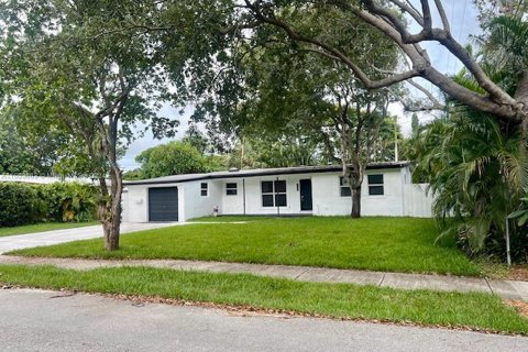 Villa ou maison à louer à Fort Lauderdale, Floride: 3 chambres, 99.03 m2 № 1351945 - photo 1