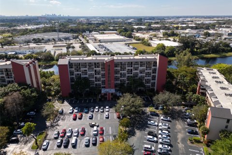 Condo in Pompano Beach, Florida, 2 bedrooms  № 994125 - photo 1