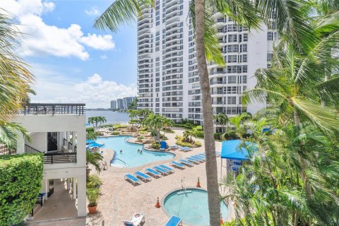 Condo in Aventura, Florida, 2 bedrooms  № 1356659 - photo 17