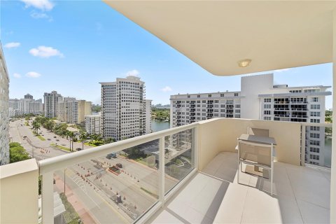 Condo in Miami Beach, Florida, 2 bedrooms  № 1356687 - photo 28