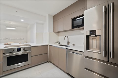 Condo in Miami Beach, Florida, 2 bedrooms  № 1356687 - photo 10