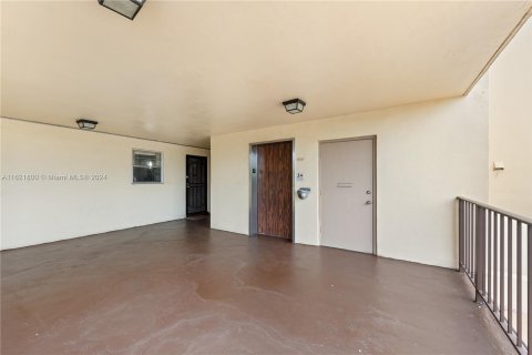 Condo in Sunrise, Florida, 1 bedroom  № 1272445 - photo 15