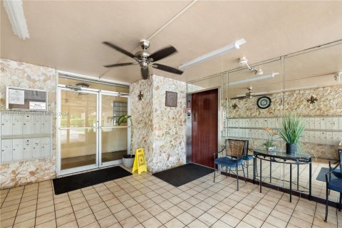 Condo in Sunrise, Florida, 1 bedroom  № 1272445 - photo 12