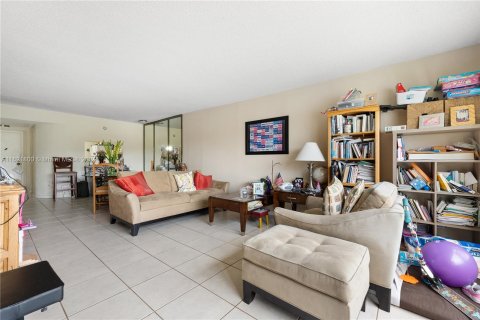 Condo in Sunrise, Florida, 1 bedroom  № 1272445 - photo 22