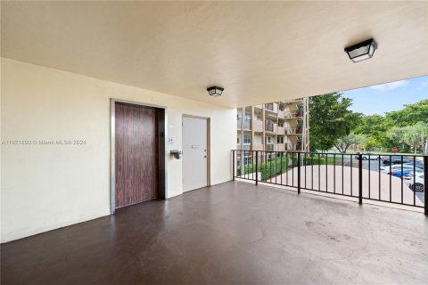 Condo in Sunrise, Florida, 1 bedroom  № 1272445 - photo 14