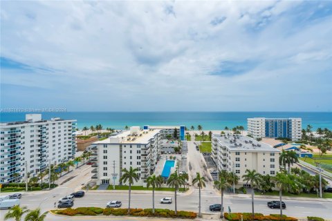 Condo in Hollywood, Florida, 2 bedrooms  № 1272446 - photo 1