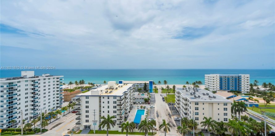 Condominio en Hollywood, Florida, 2 dormitorios  № 1272446