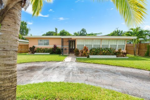 Villa ou maison à vendre à North Miami Beach, Floride: 3 chambres, 120.4 m2 № 782133 - photo 3