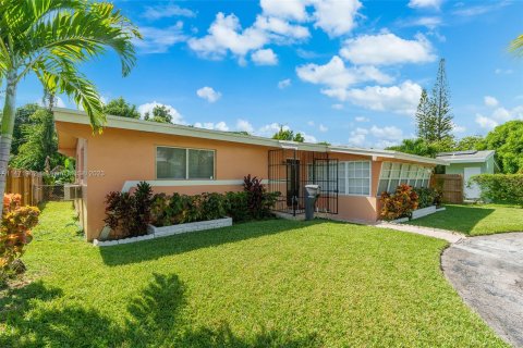 Villa ou maison à vendre à North Miami Beach, Floride: 3 chambres, 120.4 m2 № 782133 - photo 1