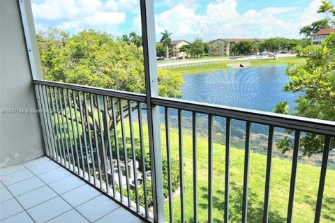 Condo in Pembroke Pines, Florida, 1 bedroom  № 1309766 - photo 1