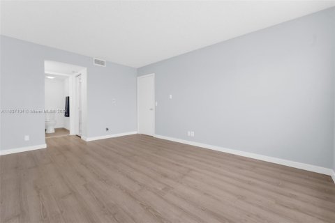 Condo in Pembroke Pines, Florida, 1 bedroom  № 1309766 - photo 23