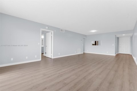 Condo in Pembroke Pines, Florida, 1 bedroom  № 1309766 - photo 19