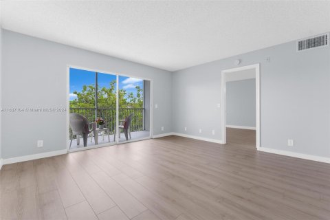 Condo in Pembroke Pines, Florida, 1 bedroom  № 1309766 - photo 18