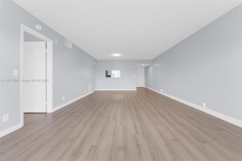 Condo in Pembroke Pines, Florida, 1 bedroom  № 1309766 - photo 22