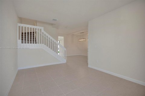 Townhouse in Hialeah, Florida 4 bedrooms, 177.81 sq.m. № 1136084 - photo 4