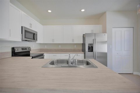 Townhouse in Hialeah, Florida 4 bedrooms, 177.81 sq.m. № 1136084 - photo 12