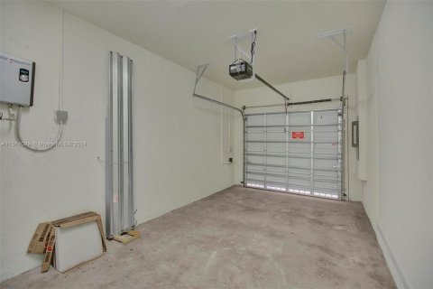 Townhouse in Hialeah, Florida 4 bedrooms, 177.81 sq.m. № 1136084 - photo 7