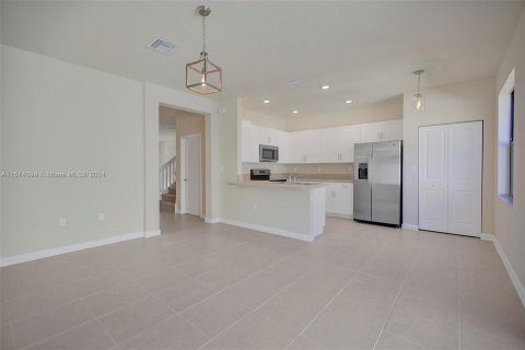 Townhouse in Hialeah, Florida 4 bedrooms, 177.81 sq.m. № 1136084 - photo 11