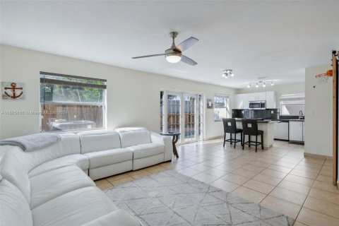 House in Coconut Creek, Florida 3 bedrooms, 144.46 sq.m. № 1282921 - photo 11