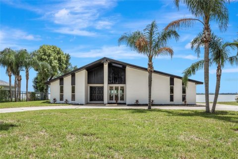 House in Lakeland, Florida 3 bedrooms, 291.62 sq.m. № 1267556 - photo 1