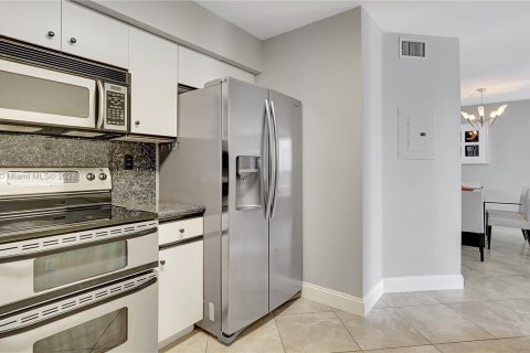 Condo in Aventura, Florida, 2 bedrooms  № 1221751 - photo 15