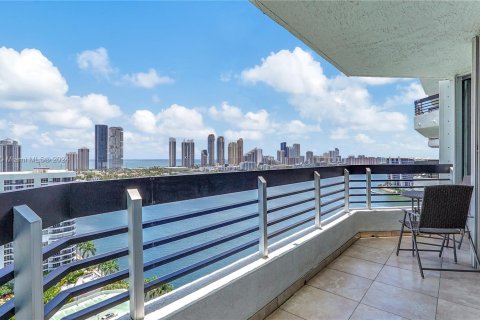 Condo in Aventura, Florida, 2 bedrooms  № 1221751 - photo 8