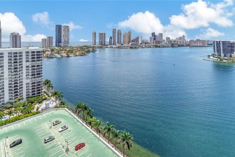 Condominio en venta en Aventura, Florida, 2 dormitorios, 101.36 m2 № 1221751 - foto 2