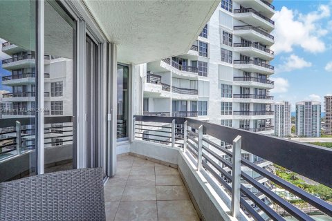 Condo in Aventura, Florida, 2 bedrooms  № 1221751 - photo 9