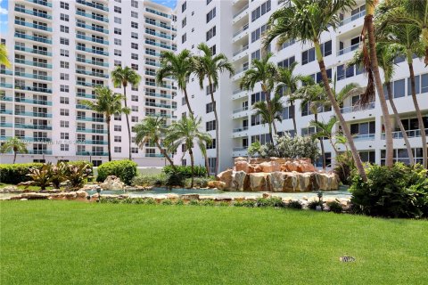 Condo in Miami Beach, Florida, 1 bedroom  № 1281259 - photo 27